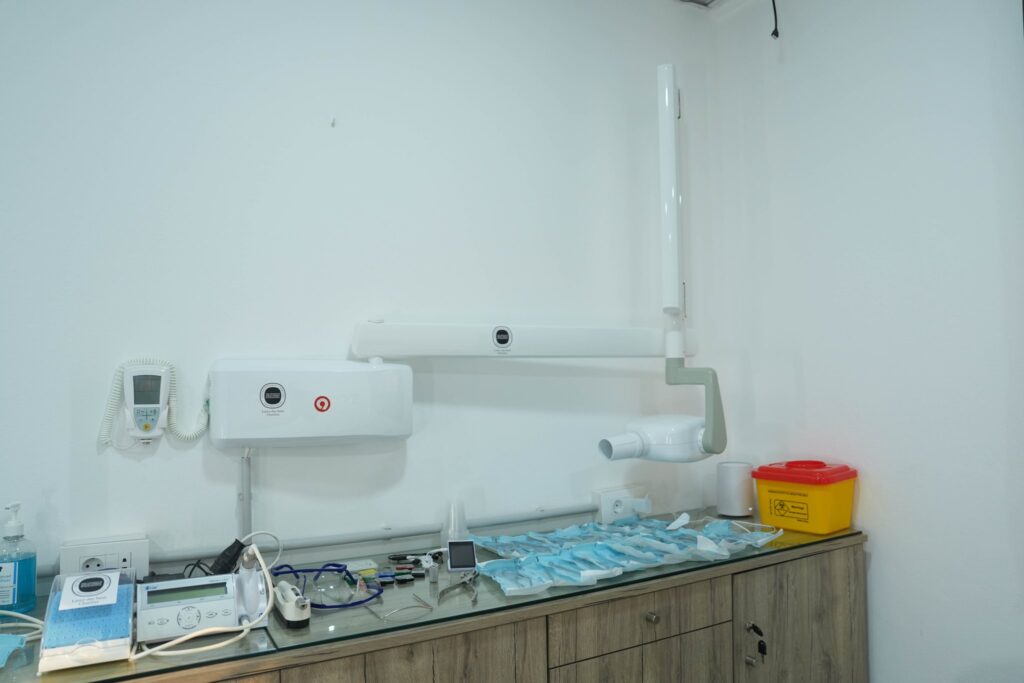 The clinic wall-mounted digital dental X-ray unit