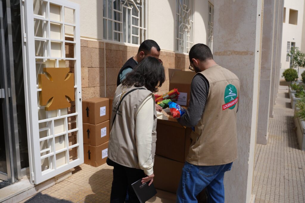 Loubnaniyoun team distributing food and hygiene supplies at a shelter